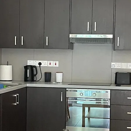 Modern 1 Bed Flat & Pool *